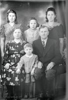  Rodzina wielopokoleniowa. Ok. 1945 rok, A multigenerational family. Circa 1945.