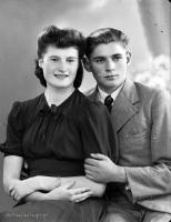  Siostra z bratem.  Ok. 1945, Sister and brother. Circa 1945.