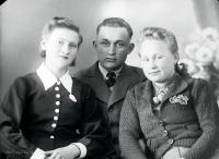   Dwie dziewczyny i kawaler. Ok. 1950 rok,  Two girls and a bachelor. Circa 1950.
