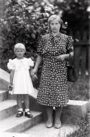 Matka z córką. Ok. 1950 rok,  A mother with Her daughter.Circa 1950.