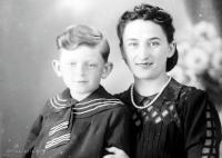  Matka z synem. Ok. 1950 rok, A mother with Her son. Circa 1950.