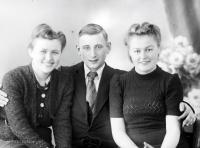  Kawaler i dwie panny z Łap. Ok. 1950 rok,  A bachelor and two maids from Lapy. Circa 1950.