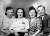  Rodzina z Łap. Ok. 1955 rok,  A family from Lapy. Circa 1955.