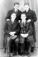  Czterech kawalerów. Ok. 1945 rok,  Four bachelors. Circa 1945.