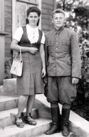  Dziewczyna i kawaler. Ok. 1945 rok, A girl and a bachelor. Circa 1945.