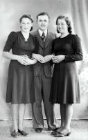  Kawaler z dwiema dziewczynami. Ok. 1945 rok, A bachelor with two girls. Circa 1945.