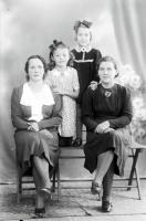  Dwie kobiety z dziećmi. Ok. 1945 rok, Two women with children. Circa 1945.