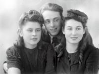  Kawaler i dwie panny. Ok. 1945 rok,  A bachelor and two maids. Circa 1945.