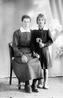  Babcia z wnuczką. Ok. 1943 rok,  A grandmother with her granddaughter. Circa 1943.
