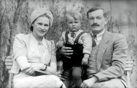  Rodzice z dzieckiem. Ok. 1943 rok, Parents with their child. Circa 1943.