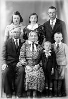  Rodzina wielopokoleniowa. Ok. 1943 rok, A multigenerational family. Circa 1943.