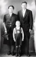  Rodzice z synem. Ok. 1943 rok, Parents with their son. Circa 1943.