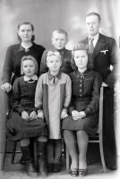  Rodzice z dziećmi. Ok. 1943 rok, Parents with their children. Circa 1943.