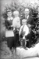  Rodzice z dziećmi przed domem fotografa. Ok. 1950 rok, Parents with their children in fornt of the photographer house. Circa 1945.