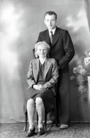  Pani z panem. Ok. 1950 rok, A woman with a man. Circa 1950.