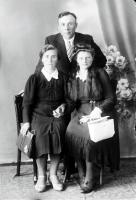 Córka z rodzicami. Ok. 1945 rok,  A daughter with her parents. Circa 1945.