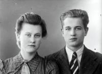  Kawaler i panna z Łap. Ok. 1950 rok,  A bachelor and maid from Lapy. Circa 1950.
