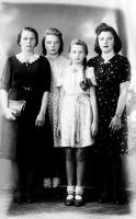  Cztery nastolatki z Łap. Ok. 1945 rok,  Four teenage girls from Lapy. Circa 1945.