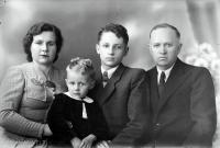  Rodzice z córką i synem. Ok. 1945 rok, Parents with their children ca 1945