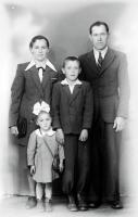  Rodzice z dziećmi. Ok. 1945 rok, Parents with their children ca 1945