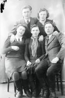   Dwóch kawalerów i trzy panny. 1943 rok,  Two young men and three young women, 1943