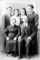   Rodzice z czwórką dzieci. Ok. 1945 rok, Parents and their four children ca 1945
