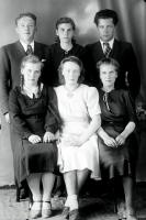   Panny i kawalerowie. Ok. 1945 rok,  young women and young men ca 1945