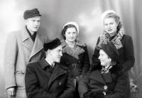   Młodzieżowa paczka z Łap. Ok. 1945 rok, Group of young people from Łapy ca 1945