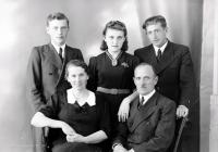   Rodzice z córką i dwoma synami. Ok. 1943 rok,  Parents and their children ca 1943