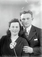   Panna z kawalerem. Ok. 1945 rok,  young woman and young man ca 1945