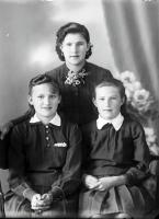   Trzy siostry jeszcze raz. Ok. 1945 rok, three sisters once again ca 1945