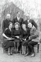   Grupa ludzi w ogrodzie. Ok. 1944 rok, group of people in a garden ca 1944