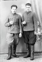   Kawalerowie w bryczesach. Ok.1942 rok, Young men wearing jodhpurs ca 1942