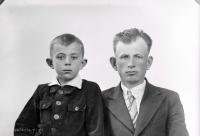   Ojciec i syn. Ok. 1943 rok , father and son ca 1943