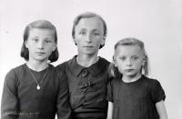   Matka z córkami. Ok. 1943 rok, mother and daughters ca 1943