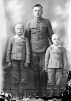   Ojciec z dwoma synami. Ok. 1942 rok, father and two sons ca 1942