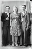   Kawalerowie i panna. Ok. 1943 rok, young men and a woman ca 1943