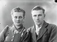  Panna z kawalerem. Ok. 1945 rok, young woman and a young man,  ca 1945
