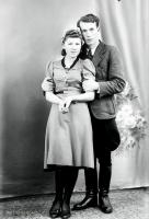   Dziewczyna i kawaler Ok. 1945 rok, girl and a young man ca 1945