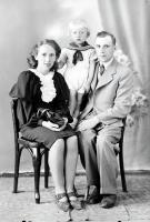  Rodzice z kilkuletnim synem. Ok. 1945 rok, parents and their little son ca 1945