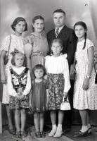   Rodzice z pięcioma córkami. Ok. 1950 rok, parents and their five daughters ca 1950