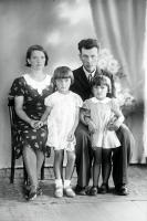   Rodzice z córkami. Ok. 1945 rok, parents and daughters ca 1945
