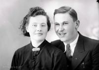   Dziewczyna i kawaler. Ok. 1945 rok, girl and a young man ca 1945