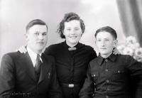   Dziewczyna i dwóch kawalerów.  Ok. 1945 rok, girl and two young men ca 1945