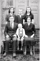   Rodzice z dwiema córkami i dwoma synami. Ok. 1943 rok, parents with children ca 1943