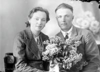   Małżonkowie z kwiatami. Ok. 1945 rok, husband and wife with flowers ca 1945