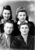   Rodzice z córkami. Ok. 1945 rok, parents with daughters ca 1945