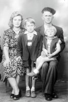   Rodzice z dziećmi. 1943 rok, parents with children ca 1943