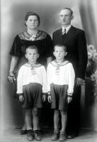   Rodzice z chłopcami w mundurkach marynarskich. Ok. 1945 rok, parents with children dressed in sailor uniforms ca 1945