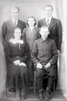   Rodzice z dorosłymi dziećmi. Ok. 1944 rok, parents with adult children ca 1944